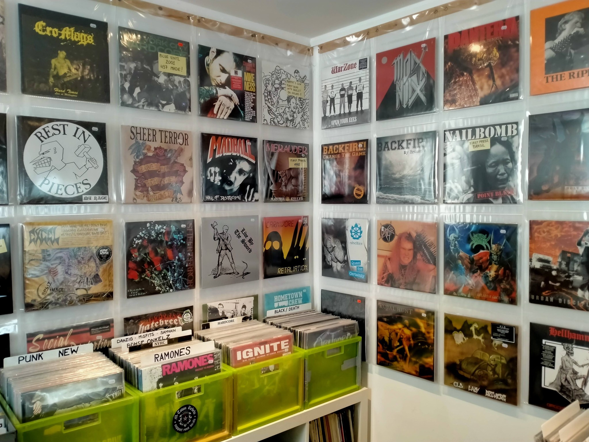 Aanbod LP's aan de wand bij Kinsum Records